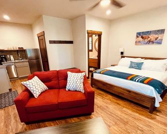 Elk Ridge Village 201A Cozy Cabin with views of Flathead Lake and the mountains - Lakeside - Habitación