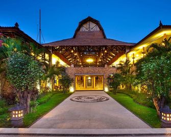 Mangsit Suites by Holiday Resort Lombok - Senggigi - בניין