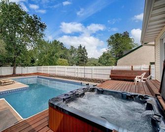 Twin Cities Retreat - Brooklyn Center - Pool