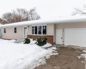 A Cozy Updated 3 Bedroom Home! - Fergus Falls - Gebäude