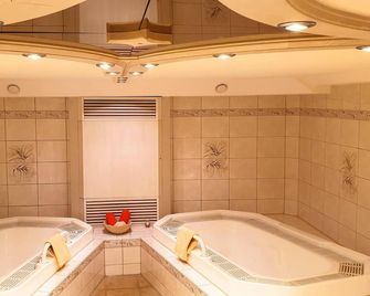 Alpenhotel Rosenhof Ruhpolding - Ruhpolding - Bathroom