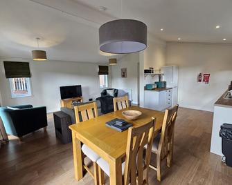 Two Bedroom Lodge - Meadow - With Balcony - Liskeard - Dining room