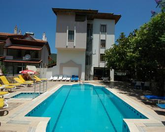 Eda Hotel - Icmeler - Bazén