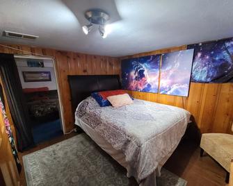 Artistic, clean Lg Basement Studio W/ 24hr Hottub & Lg private yard. City Oasis. - Englewood - Bedroom