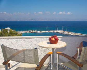 Arkas Inn - Piso Livadi - Balcone