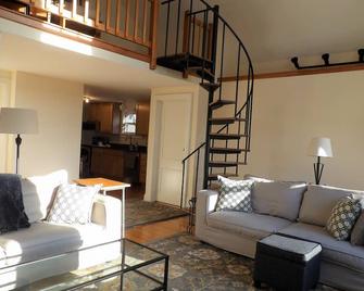 Superb location, Updated Apartment with Lake View - Burlington - Living room