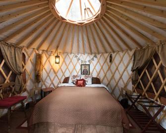 Nauti Otter Inn And Yurt Village - Seward - Bedroom