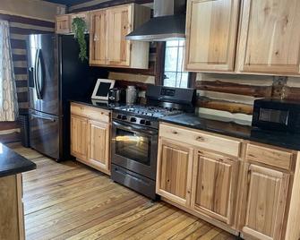 The little Log Lodge - Clarkston - Kitchen