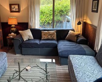 Sal's Beach Cottage Retreat - Fort Bragg - Living room
