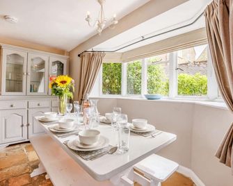 Traditional Cotswold stone cottage sleeps 7 guests in 3 bedrooms - Little Mullions - Chipping Norton - Dining room