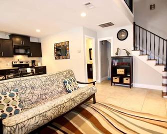 Tiki Loft #4 | Guadalupe | River Road | Sleeps 4 - New Braunfels - Sala de estar
