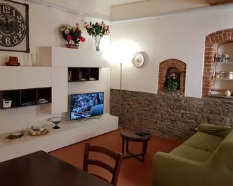 Nice apartment in 'Oltrarno' within walking distance from Pitti/Boboli with Wi-Fi, a/c - Florence - Living room