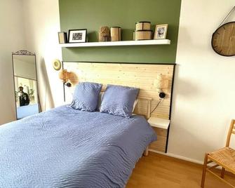 Un cocon au Presbytère avec place de parking voiture gratuite - Caen - Bedroom