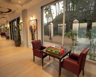 Astra Resort and Caffe - Kasauli - Lobby