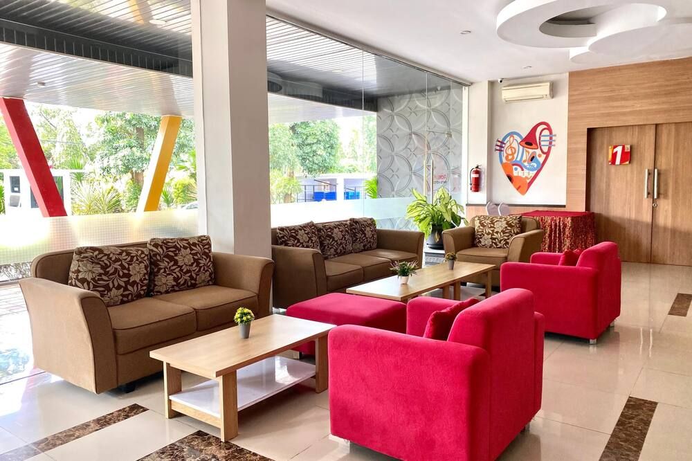 Front One Hotel Nganjuk - Kediri - Lounge