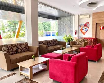 Front One Hotel Nganjuk - Kediri - Lounge