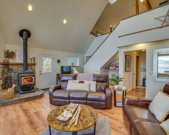 Hat Island Home w/ Stunning View & Wraparound Deck - Everett - Living room
