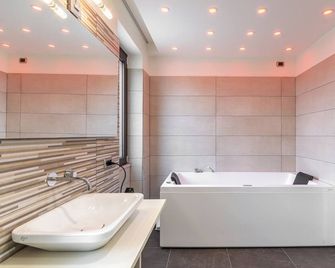 Lual Bleisure Hotel - Pofi - Bathroom