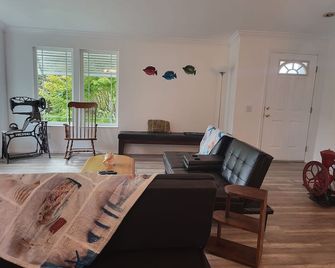 Harbor Happening Boat Parking - Brookings - Wohnzimmer