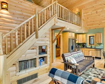 Modern Cabin w/ Hot Tub & Sacandaga Lake Access! - Gloversville - Living room