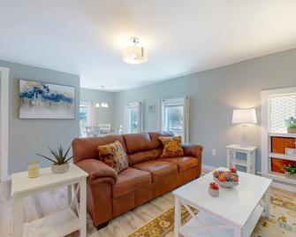 Cozy Waterfall Home | Close to All Mountains/Hikes - East Durham - Living room