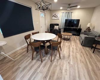 Charming 3-bedroom house with.Eloy Skydive Paradise. WiFi, AC, hot tub/pool. - Eloy - Dining room