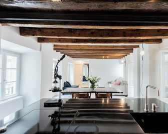 Shades of Como with Private Terrace by Rent All Como - Como - Huiskamer