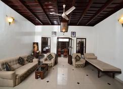 Heritage Bungalow in Changanassery - Kottayam - Living room