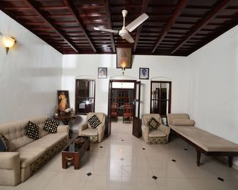 Heritage Bungalow in Changanassery - Kottayam - Sala de estar