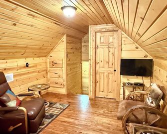 The Cozy Cabin 2 Bedrooms 1 Bath is the perfect romantic getaway in the country. - Catlettsburg - Sala de estar