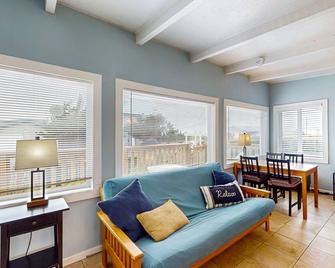 Beautiful & colorful cottage with ocean views & deck - steps to the beach - Pacific Beach - Sala de estar