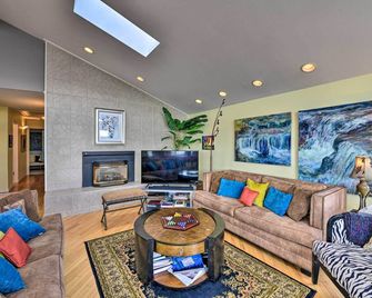 Anacortes Paradise Vacation Rental with Water Views! - Anacortes - Living room