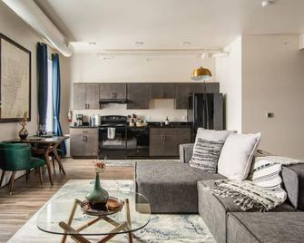 Thompson 202 · Beautiful Luxury Loft - Heart of Depot Town - Ypsilanti - Living room
