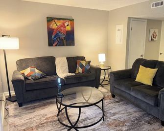 Spacious 2-bedroom townhouse-style apartment located in the center of Dothan. - Dothan - Living room