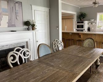 #2 The Bluff House @ The Cottages on Petite Lake - Antioch - Comedor
