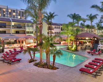 فندق أتريوم أورانج كاونتي - إيرفين - حوض السباحة