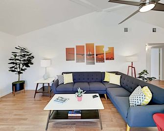 Modern Oasis I Stunning Mountain-View Pool/Hot Tub - Palm Springs - Sala de estar