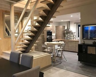 Cottage 6 to 8 people, House wood layout quality. Near lake Bcp of space - 두시 - 거실