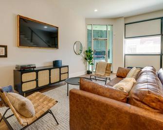 Upscale Texarkana Townhome, Walk to Downtown! - Texarkana - Living room