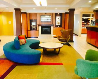 Fairfield Inn & Suites by Marriott Sacramento Airport Natomas - סקרמנטו - לובי
