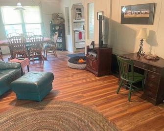 Dog friendly nature preserve Monticello, FL - Monticello - Living room