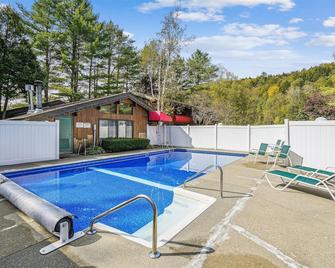 110 Deluxe Studio Queen on the 1st floor w/ outdoor heated pool - 克靈頓 - 游泳池