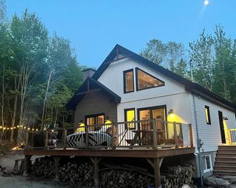 Brand new Chalet surrounded by beautiful forest - Brownsburg-Chatham - Building