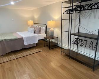 The Monrow Brownstone! - West New York - Bedroom
