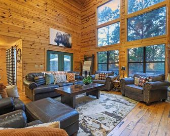 Luxury Cabin with Hot Tub and Game Room - Stunning Tree-Top Escape - Broken Bow - Huiskamer
