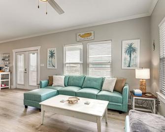 Walk to Crystal Beach Coastal Getaway with Deck - Crystal Beach - Pokój dzienny