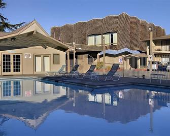 3 Convenient Units! Outdoor Pool, Pets Allowed Near Valley Creek Estuary Park! - Port Angeles - Pool