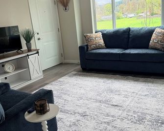 Soothing 2-bedroom apartment with AC - Cottage Grove - Sala de estar