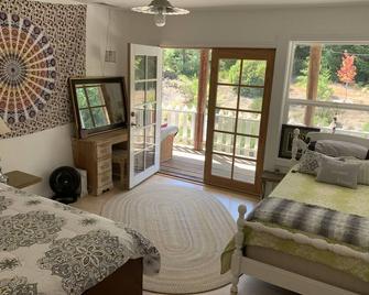 Views, Views, Views - Centrally Located Rustic Home In The Heart Of The Redwoods - Blue Lake - Habitación