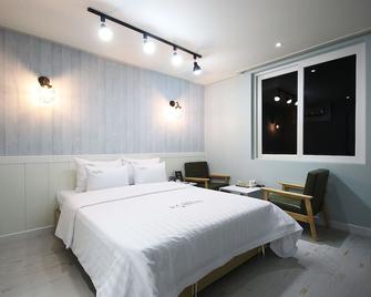 Muan Namak Oneul Hotel - Muan - Camera da letto